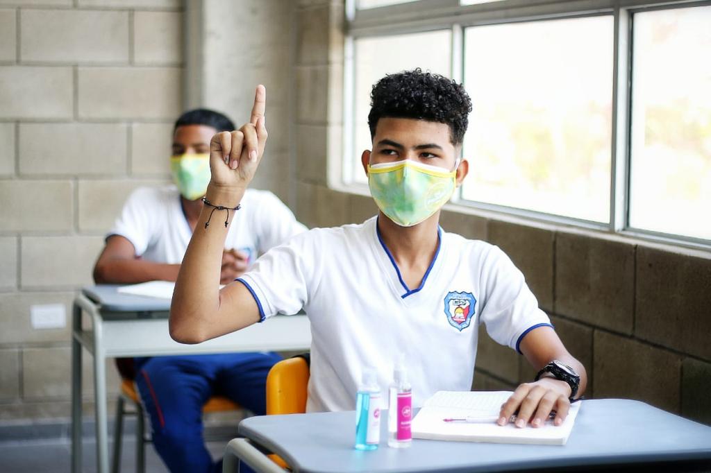 Joven participando en clases