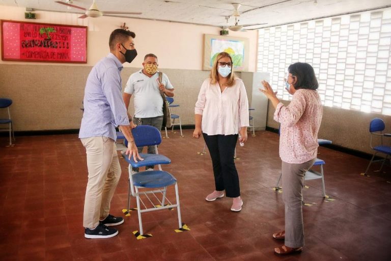 Secretaria de Educación Bibiana Rincón inspeccionando salones de clases