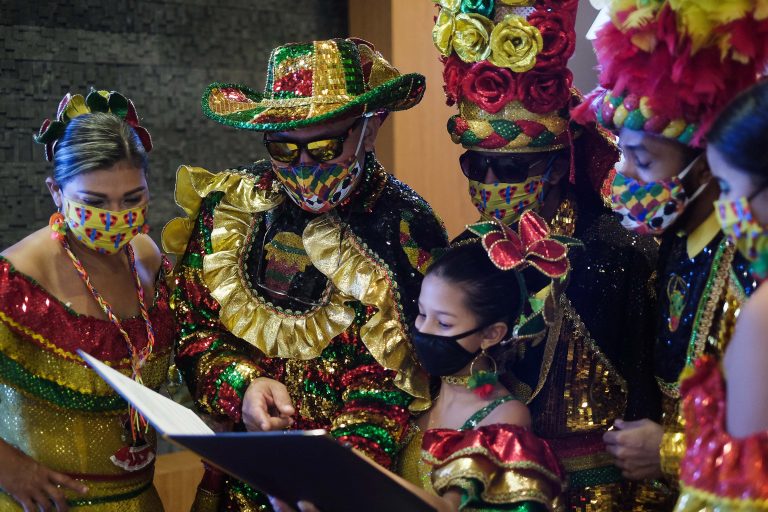 Personajes del Carnaval leyendo documento