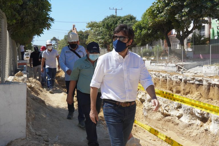 Alcalde Pumarejo inspeccionando canalización arroyo Felicidad II