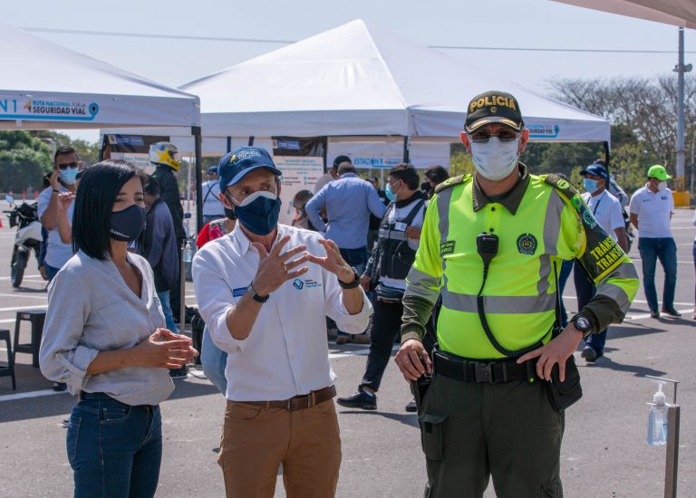 Policía hablando con dos personas