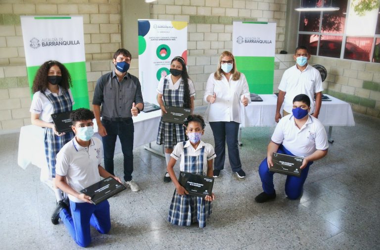 Alcalde Pumarejo posando con estudiantes y sus laptops