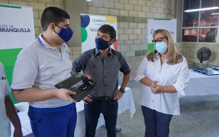 Alcalde Pumarejo entregando laptop 