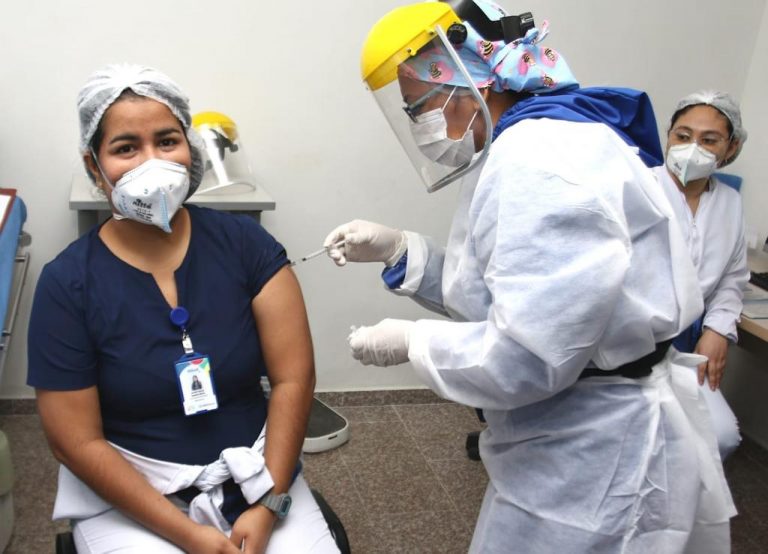 Mujer vacunándose 