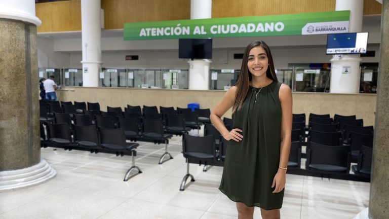 Mayra De León en atención al ciudadano