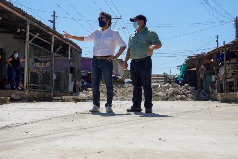 Alcalde Pumarejo recorriendo calles