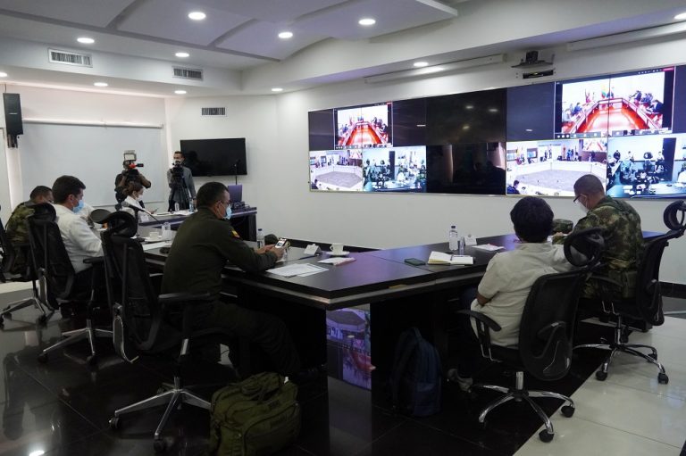 Personas reunidas viendo cámaras de seguridad