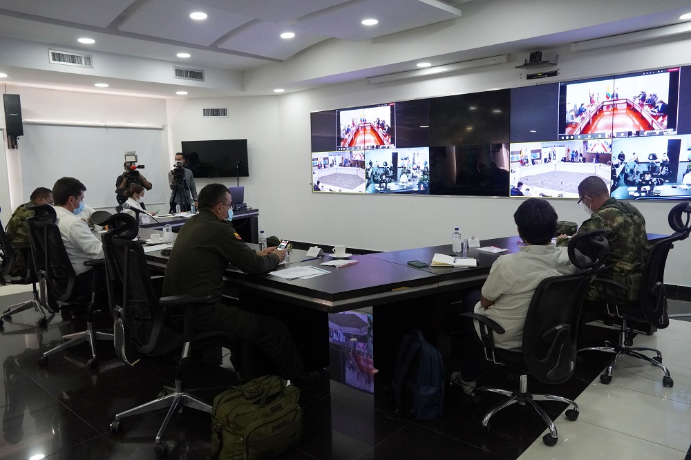 Personas reunidas viendo cámaras de seguridad