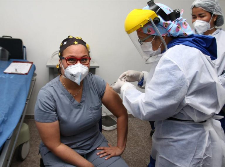 Personal de la salud aplicando vacunas