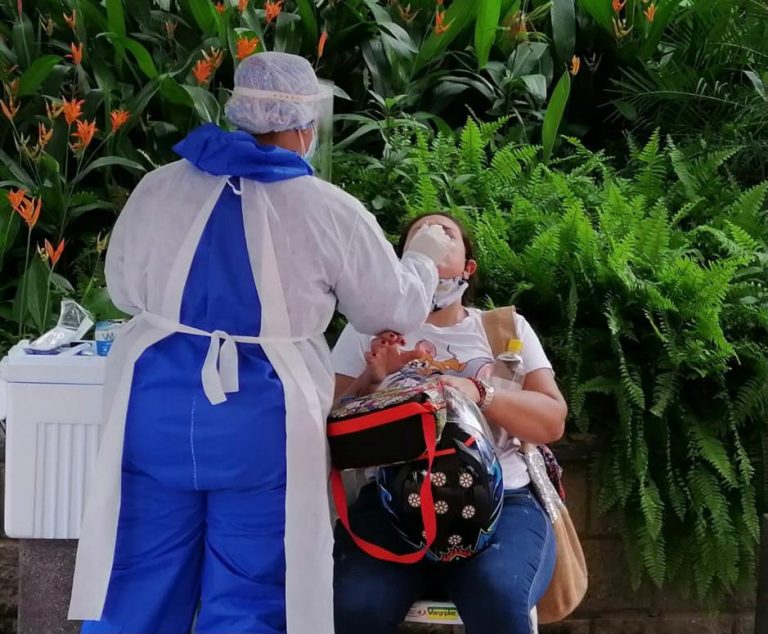 Mujer realizando pruebas PCR