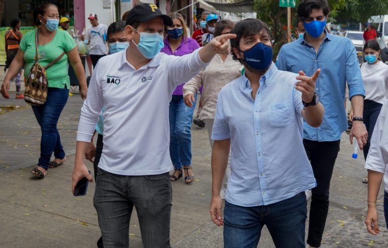 Alcalde Pumarejo recorriendo calles con mascarilla