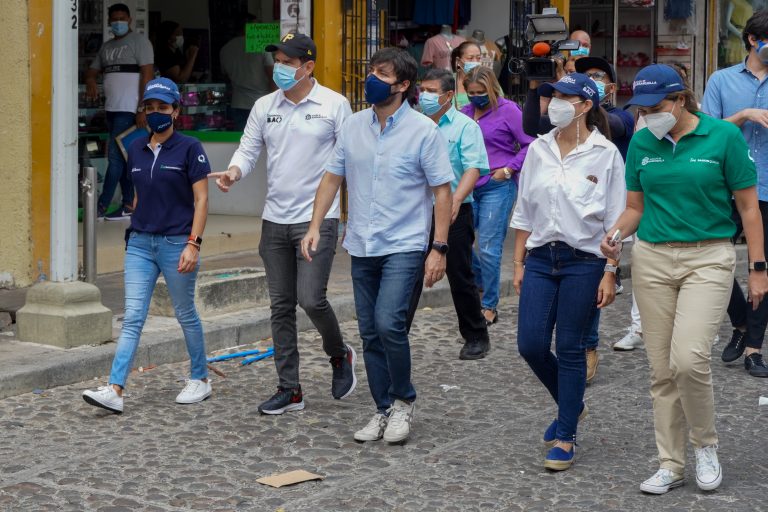 Alcalde Pumarejo y funcionarios recorriendo calles