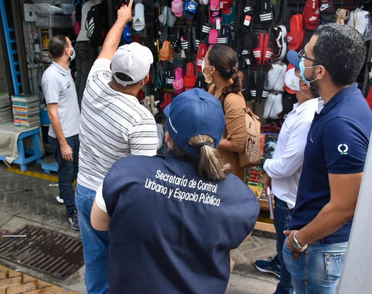 Funcionarios  visitando local de zapatos