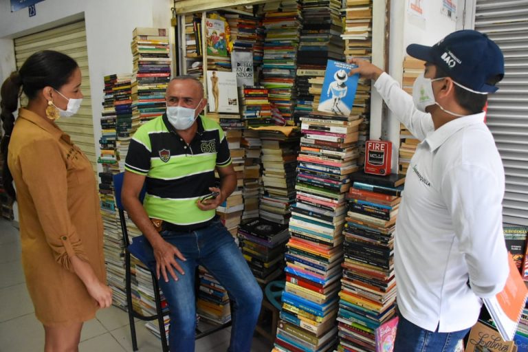 Funcionarios visitando local venta de libros