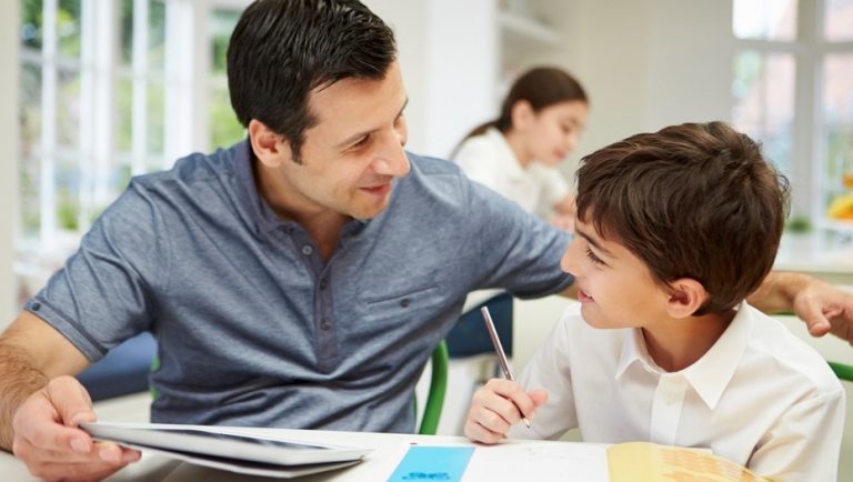 Padre ayudando a hijo con tareas