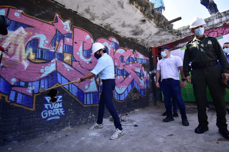 Alcalde Pumarejo frente a grafiti