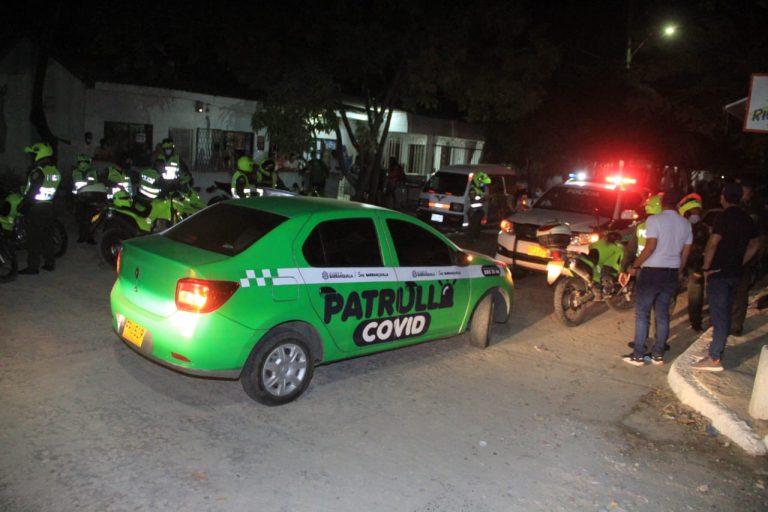 Patrulla covid recorriendo las calles de noche