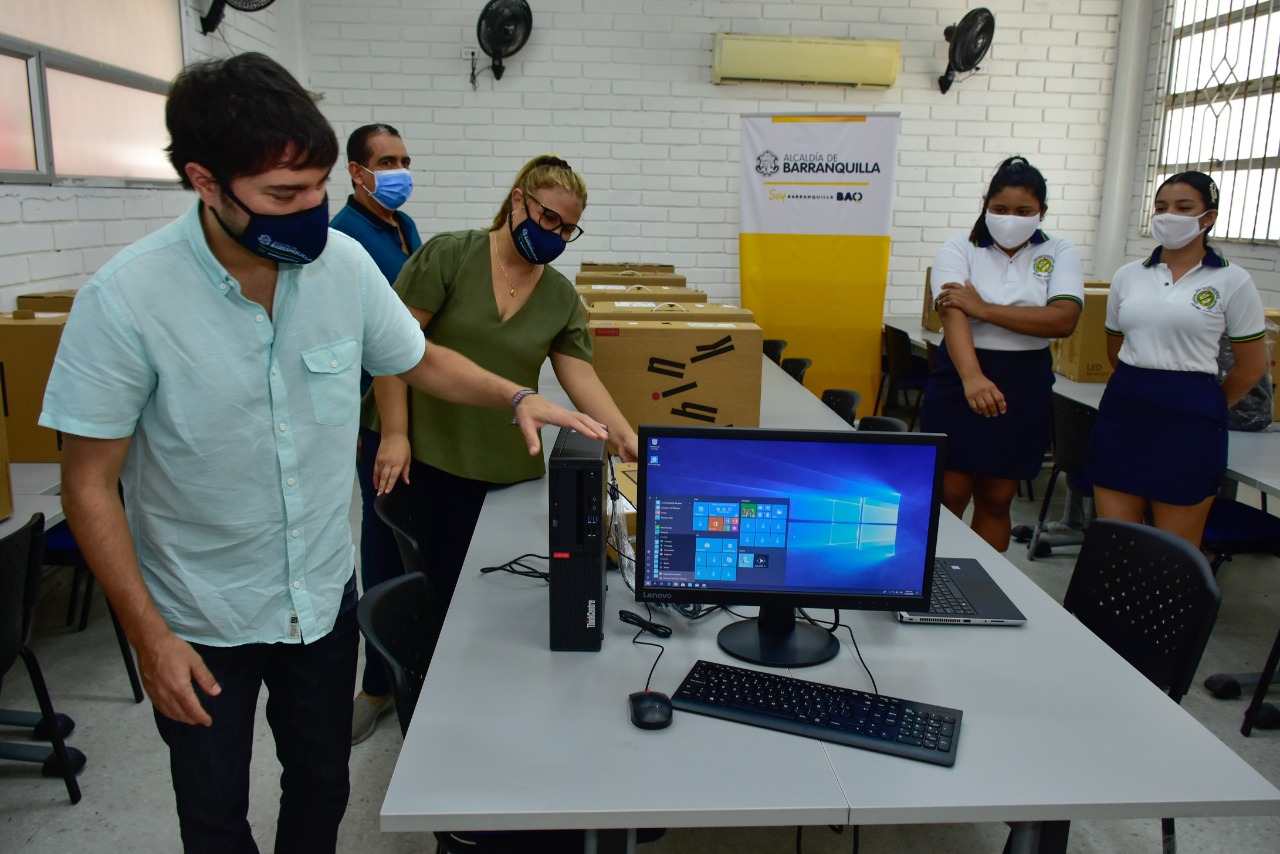 Alcalde Pumarejo entregando computadores