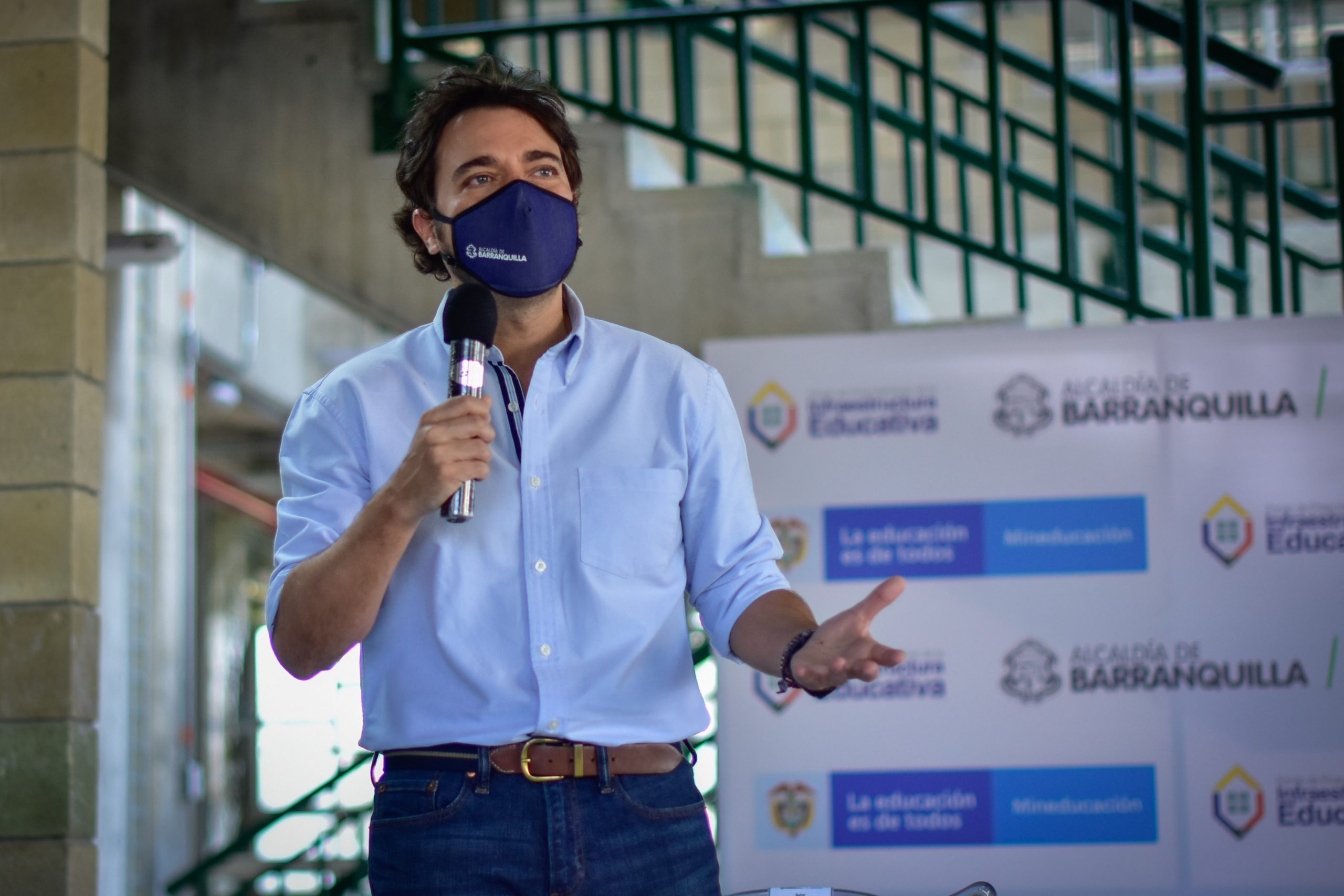 Alcalde Pumarejo hablando frente a personas