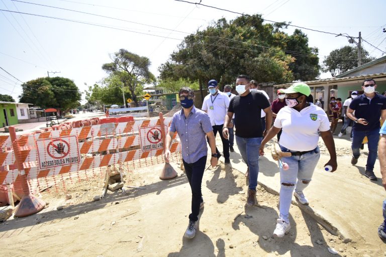 Alcalde Pumarejo recorriendo barrio El Ferry