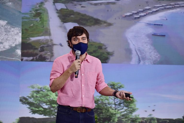 Alcalde Pumarejo hablando frente al público