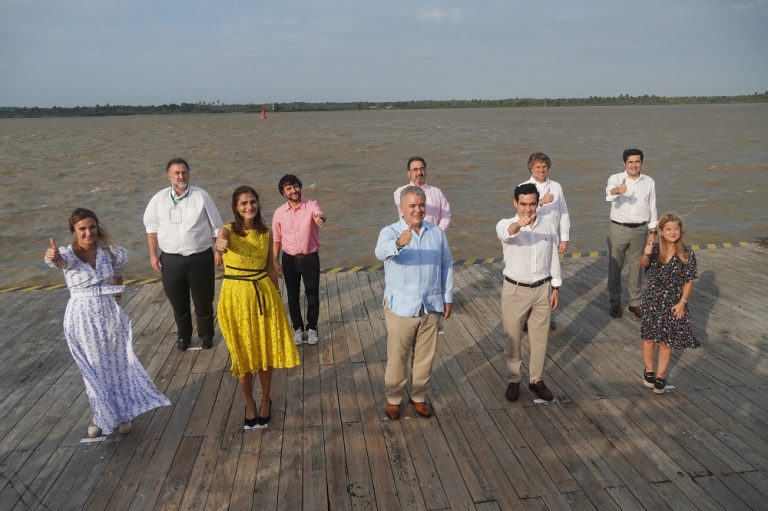 Alcalde Pumarejo Presidente Iván Duque junto a otras personas posando frente a río 