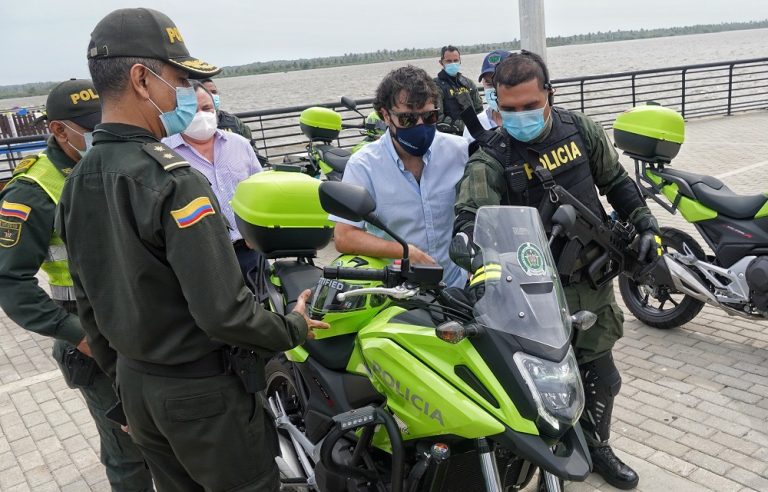 Alcalde Pumarejo con Policías en el Gran Malecón