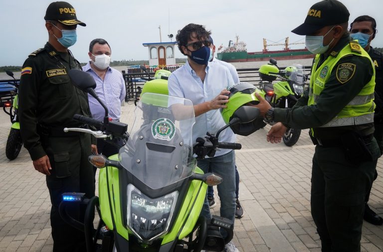 Alcalde Pumarejo junto a policías  