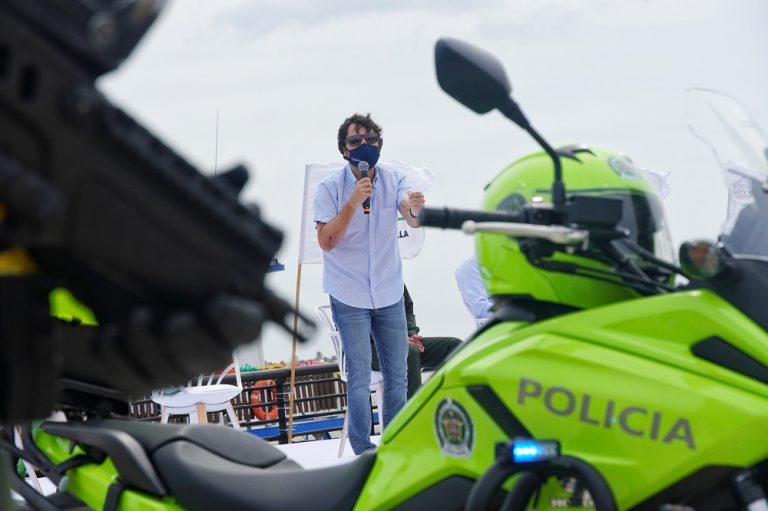 Alcalde Pumarejo socializando en el Gran Malecón