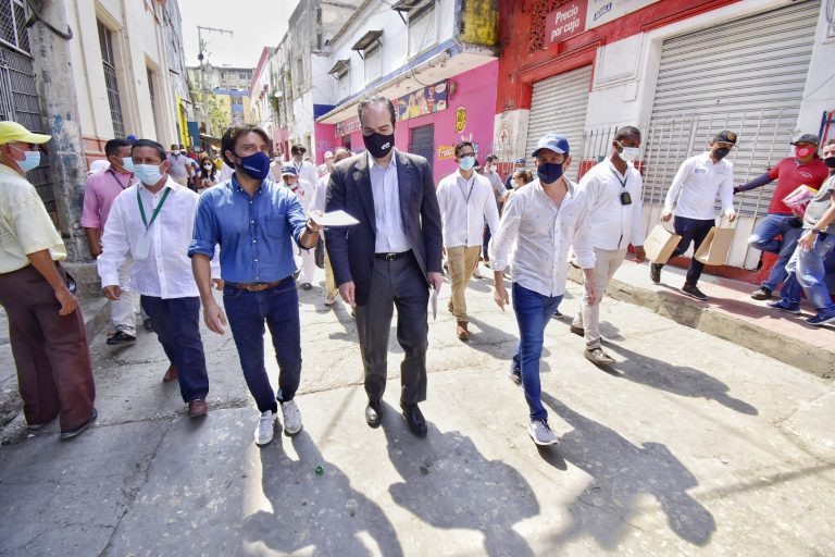 Alcalde Pumarejo caminando junto presidente BID