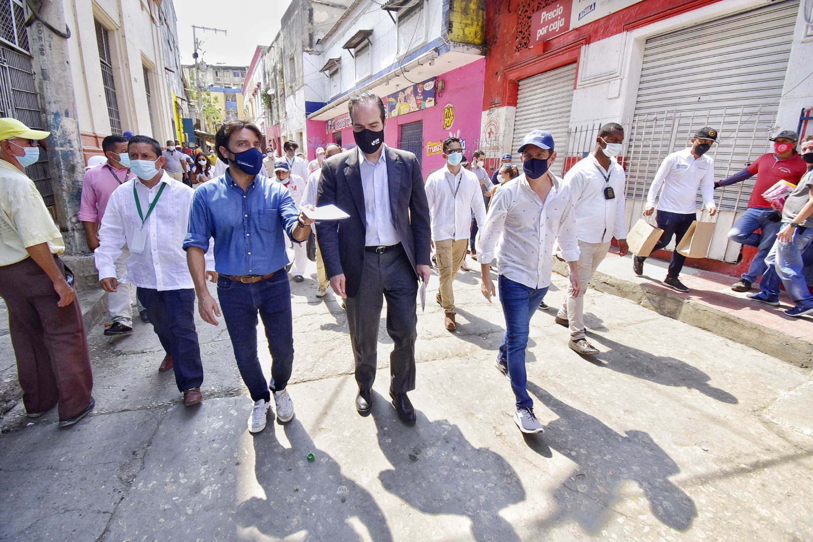 Alcalde Pumarejo caminando junto presidente BID