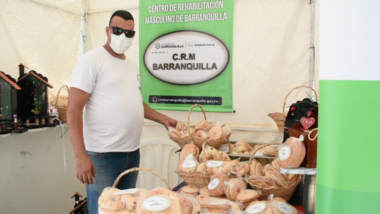 Hombre con mascarilla realizando mercado