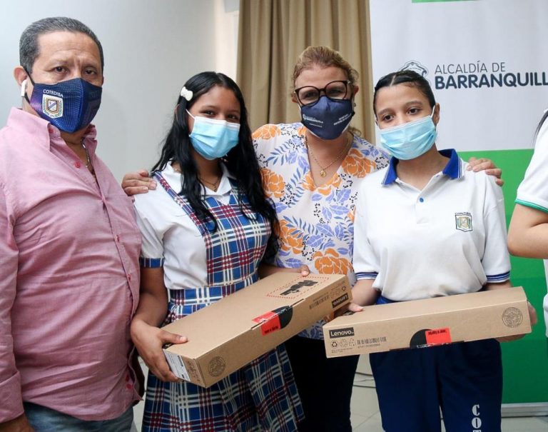 Jóvenes posando con equipos tecnológicos 