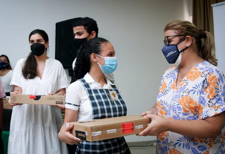 Estudiante recibiendo equipos tecnológicos 