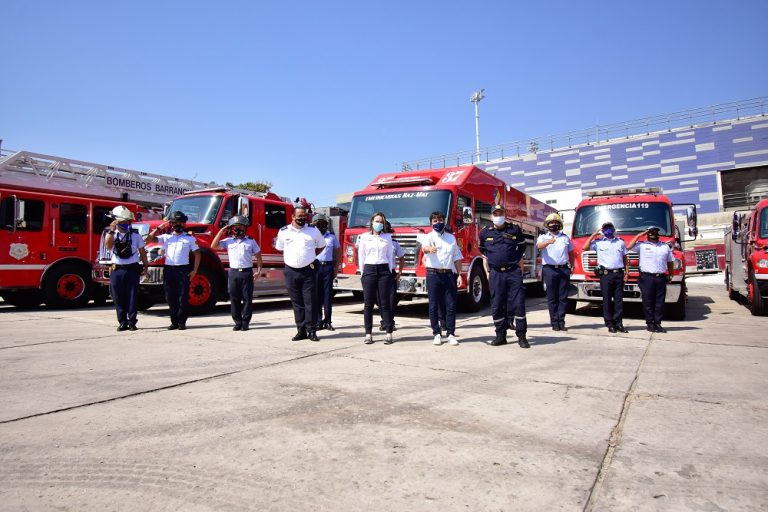 Alcalde Pumarejo junto al cuerpo de bomberos