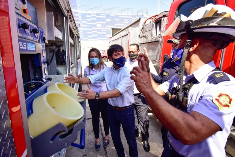 Alcalde Pumarejo hablando con bomberos