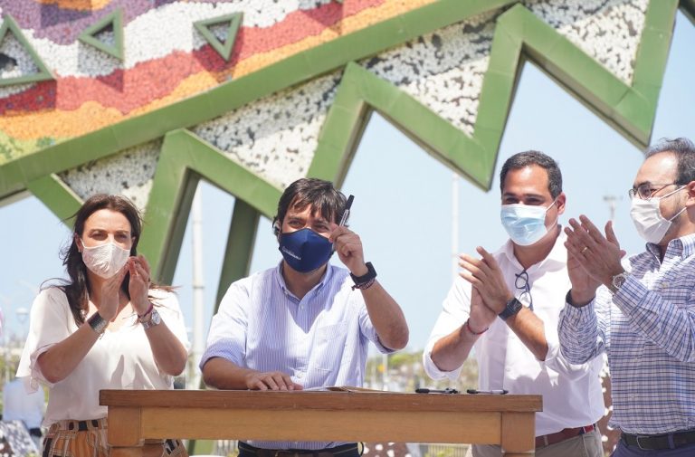 Alcalde Pumarejo firmando crédito con BID