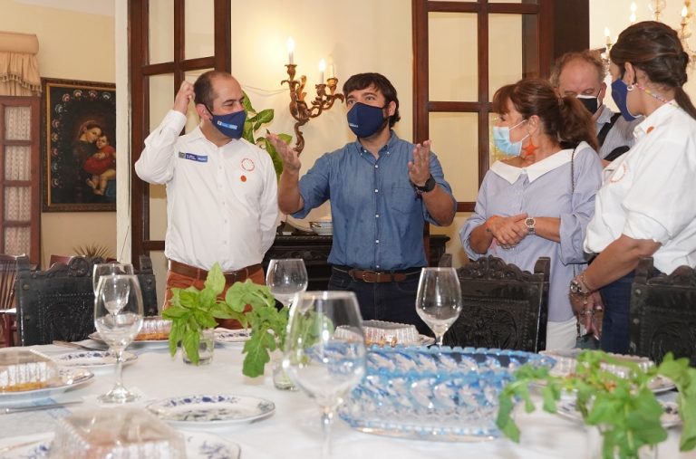 Alcalde Pumarejo hablando con cuatro personas en restaurante