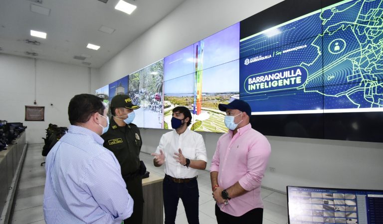 Alcalde Pumarejo dialogando con tres personas