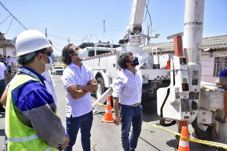 Alcalde Pumarejo observando trabajos de energía