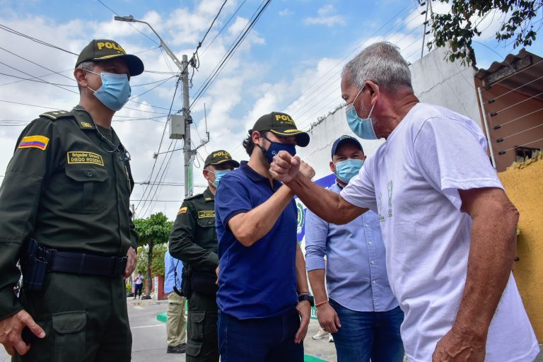 Alcalde Pumarejo saludando a ciudadano