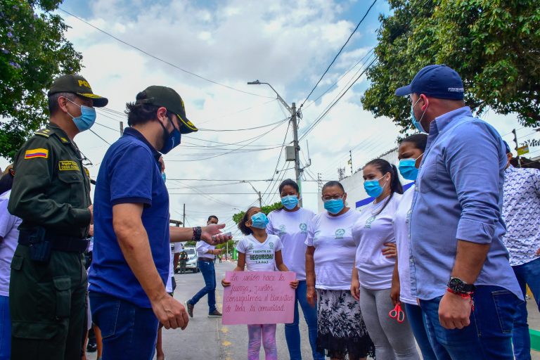 Alcalde Pumarejo interactuando con la comunidad