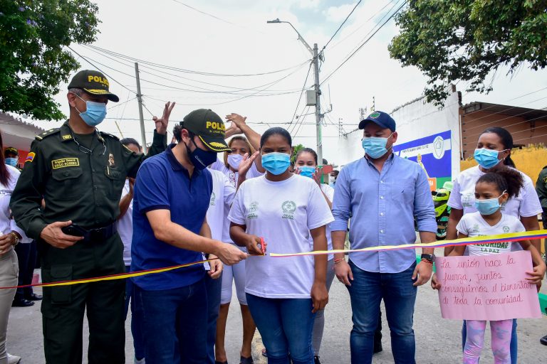 Alcalde Pumarejo cortando listón 