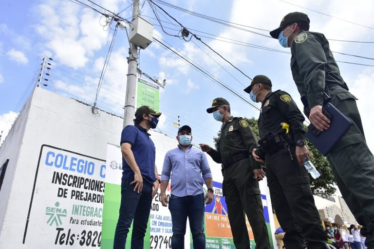 Alcalde Pumarejo reunido con policías 