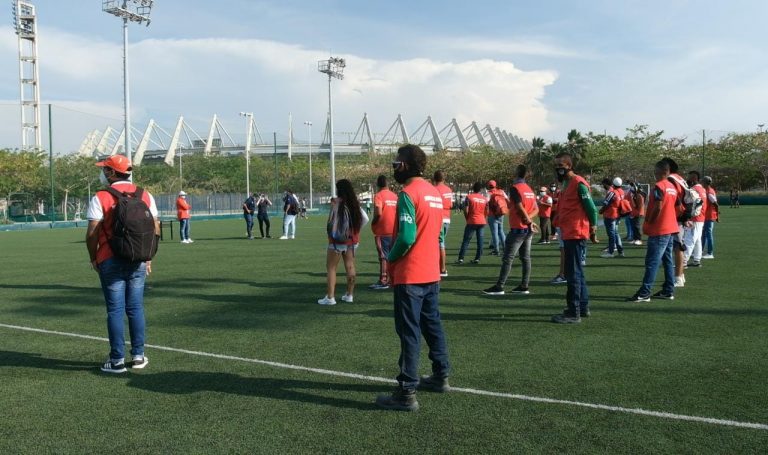 Barristas sociales en cancha de futbol