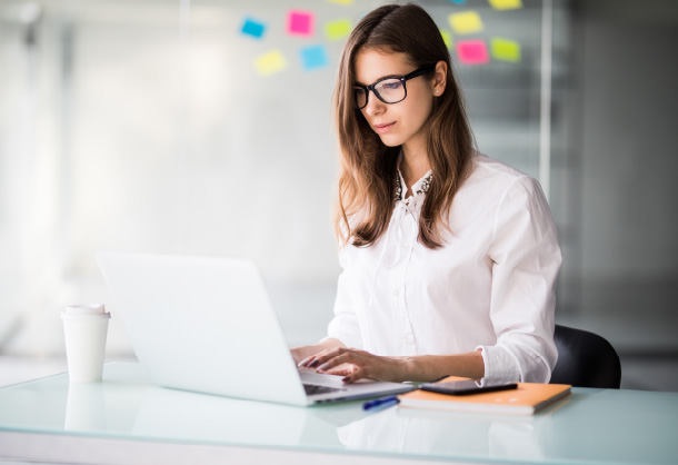 Mujer escribiendo en laptop