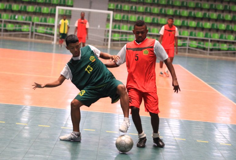 Jóvenes jugando futbol sala