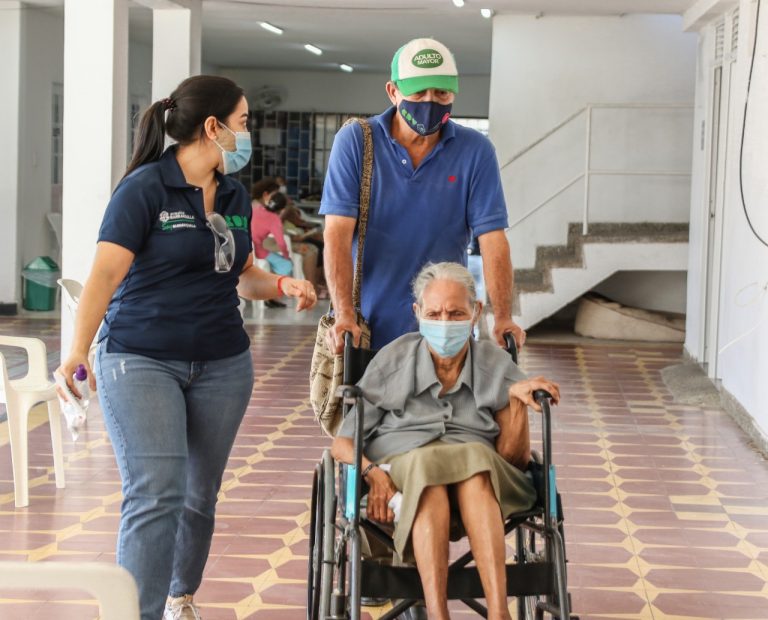 Funcionaria recorriendo pasillos con ciudadanos 