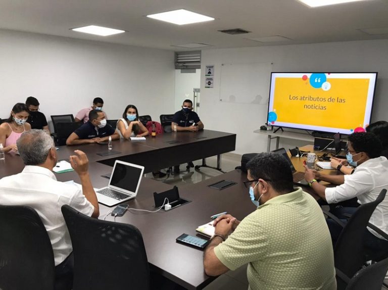 Personas reunidas en salón