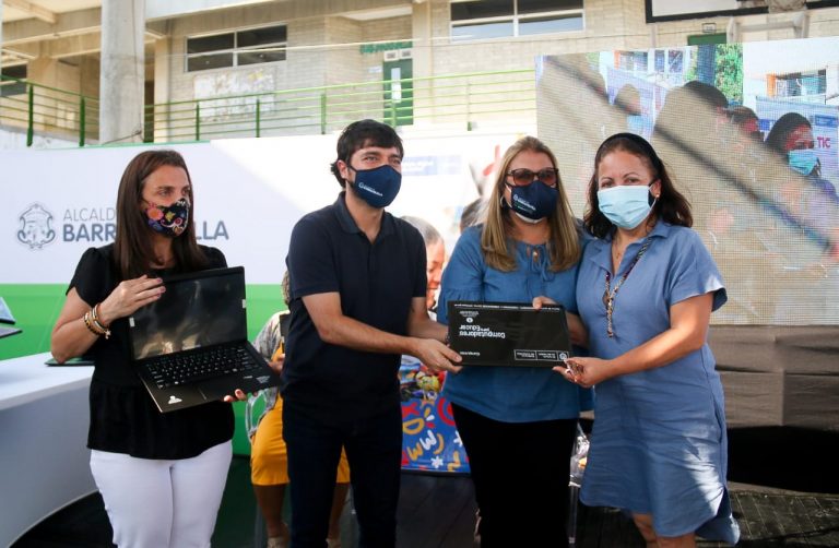 Alcalde Pumarejo entregando laptops 